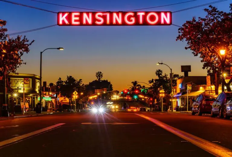 Kensington_Sign_at_Sunset_During_Coronavirus_zyvprz